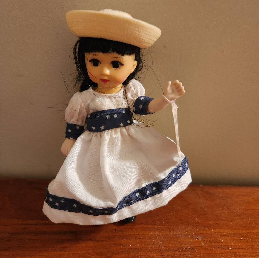 Mcdonalds Madame Setting Sale in Wonderland 2007 series. Price is firm. No promo